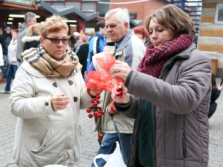 Koszorúkészítés kalákában - fotó: Sándor Judit