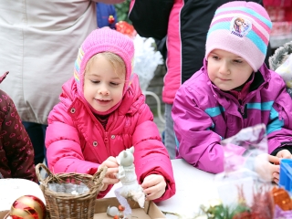 Koszorúkészítés kalákában - fotó: Sándor Judit