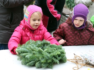 Koszorúkészítés kalákában - fotó: Sándor Judit