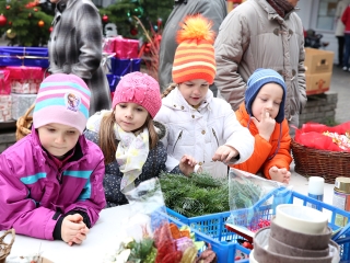 Koszorúkészítés kalákában - fotó: Sándor Judit
