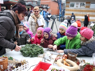 Koszorúkészítés kalákában - fotó: Sándor Judit