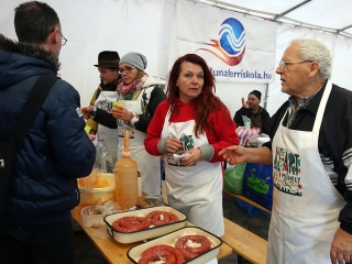 Kolbászfesztivál a Városháza téren (2016) - fotó: Sándor Judit