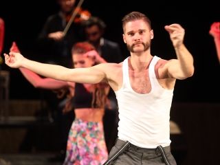 Javában próbálják a Kárment a színházban - fotó: Sándor Judit