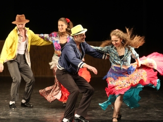 Javában próbálják a Kárment a színházban - fotó: Sándor Judit