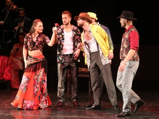 Javában próbálják a Kárment a színházban - fotó: Sándor Judit