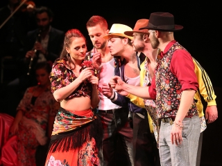 Javában próbálják a Kárment a színházban - fotó: Sándor Judit