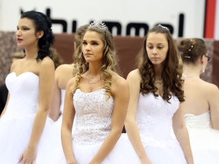 Szalagavató a Kereskedelmiben - fotó: Sándor Judit