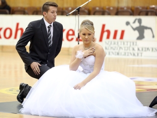 Szalagavató a Kereskedelmiben - fotó: Sándor Judit