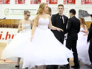 Szalagavató a Kereskedelmiben - fotó: Sándor Judit