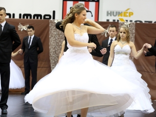 Szalagavató a Kereskedelmiben - fotó: Sándor Judit