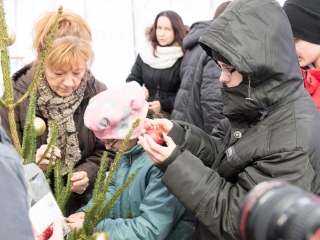 Karácsonyfa díszítés - fotó: Ónodi Zoltán