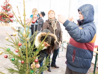 Karácsonyfa díszítés - fotó: Ónodi Zoltán