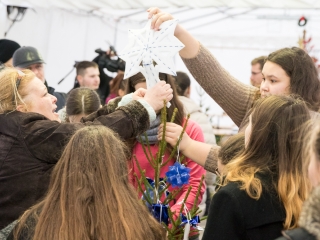 Karácsonyfa díszítés - fotó: Ónodi Zoltán