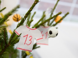 Karácsonyfa díszítés - fotó: Ónodi Zoltán