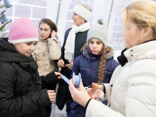 Karácsonyfa díszítés - fotó: Ónodi Zoltán