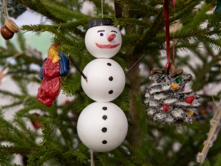 Karácsonyfa díszítés - fotó: Ónodi Zoltán