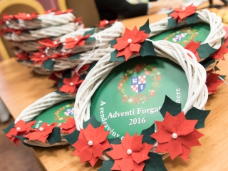 Karácsonyfa díszítés - fotó: Ónodi Zoltán