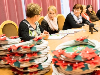 Karácsonyfa díszítés - fotó: Ónodi Zoltán