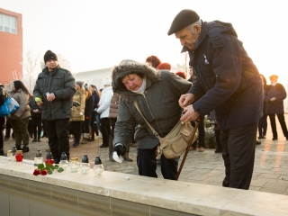 Nemzeti Gyásznap - Gyertyagyújtás a főtéren - fotó: Ónodi Zoltán