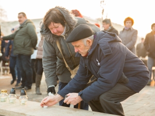 Nemzeti Gyásznap - Gyertyagyújtás a főtéren - fotó: Ónodi Zoltán
