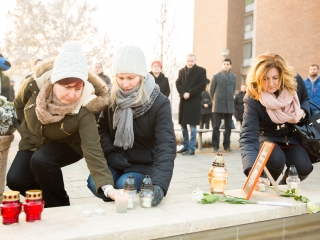 Nemzeti Gyásznap - Gyertyagyújtás a főtéren - fotó: Ónodi Zoltán