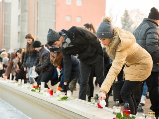 Nemzeti Gyásznap - Gyertyagyújtás a főtéren - fotó: Ónodi Zoltán