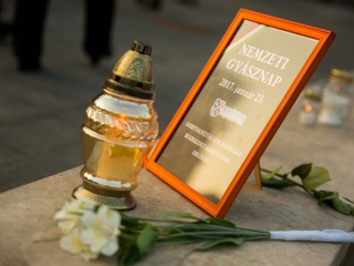 Nemzeti Gyásznap - Gyertyagyújtás a főtéren - fotó: Ónodi Zoltán