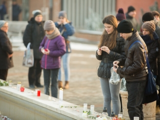 Nemzeti Gyásznap - Gyertyagyújtás a főtéren - fotó: Ónodi Zoltán