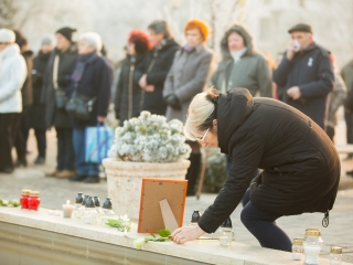 Nemzeti Gyásznap - Gyertyagyújtás a főtéren - fotó: Ónodi Zoltán
