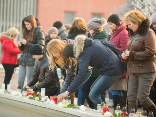 Nemzeti Gyásznap - Gyertyagyújtás a főtéren - fotó: Ónodi Zoltán