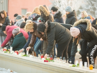 Nemzeti Gyásznap - Gyertyagyújtás a főtéren - fotó: Ónodi Zoltán