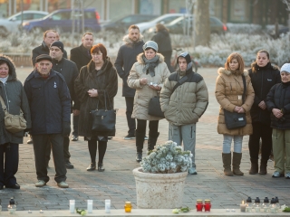 Nemzeti Gyásznap - Gyertyagyújtás a főtéren - fotó: Ónodi Zoltán
