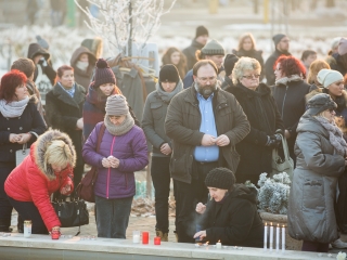 Nemzeti Gyásznap - Gyertyagyújtás a főtéren - fotó: Ónodi Zoltán