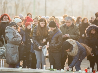 Nemzeti Gyásznap - Gyertyagyújtás a főtéren - fotó: Ónodi Zoltán