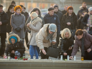 Nemzeti Gyásznap - Gyertyagyújtás a főtéren - fotó: Ónodi Zoltán