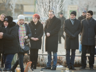Nemzeti Gyásznap - Gyertyagyújtás a főtéren - fotó: Ónodi Zoltán