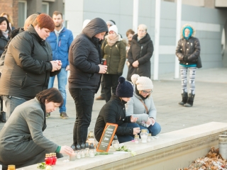Nemzeti Gyásznap - Gyertyagyújtás a főtéren - fotó: Ónodi Zoltán