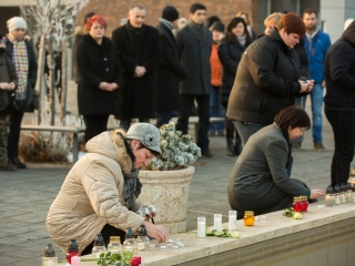 Nemzeti Gyásznap - Gyertyagyújtás a főtéren - fotó: Ónodi Zoltán