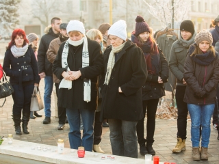 Nemzeti Gyásznap - Gyertyagyújtás a főtéren - fotó: Ónodi Zoltán