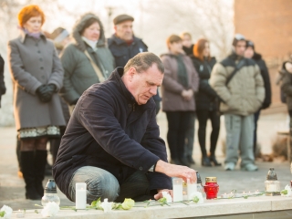 Nemzeti Gyásznap - Gyertyagyújtás a főtéren - fotó: Ónodi Zoltán