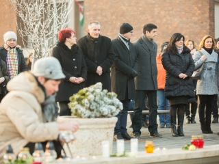 Nemzeti Gyásznap - Gyertyagyújtás a főtéren - fotó: Ónodi Zoltán