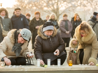 Nemzeti Gyásznap - Gyertyagyújtás a főtéren - fotó: Ónodi Zoltán