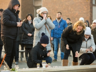Nemzeti Gyásznap - Gyertyagyújtás a főtéren - fotó: Ónodi Zoltán