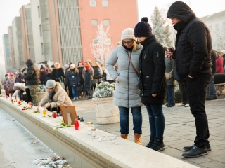Nemzeti Gyásznap - Gyertyagyújtás a főtéren - fotó: Ónodi Zoltán