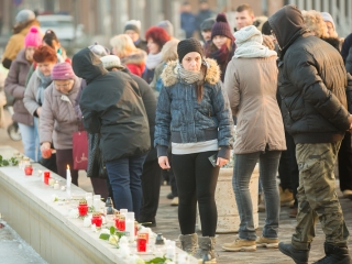 Nemzeti Gyásznap - Gyertyagyújtás a főtéren - fotó: Ónodi Zoltán