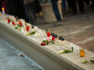 Nemzeti Gyásznap - Gyertyagyújtás a főtéren - fotó: Ónodi Zoltán