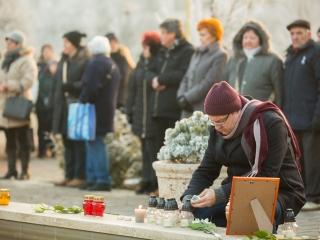 Nemzeti Gyásznap - Gyertyagyújtás a főtéren - fotó: Ónodi Zoltán