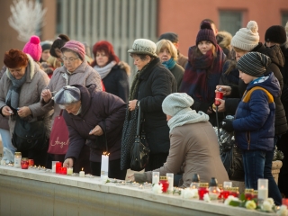Nemzeti Gyásznap - Gyertyagyújtás a főtéren - fotó: Ónodi Zoltán