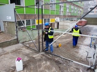 Takarítják a zöld SZTK-t - fotó: Ónodi Zoltán