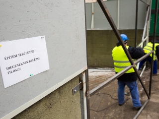 Takarítják a zöld SZTK-t - fotó: Ónodi Zoltán